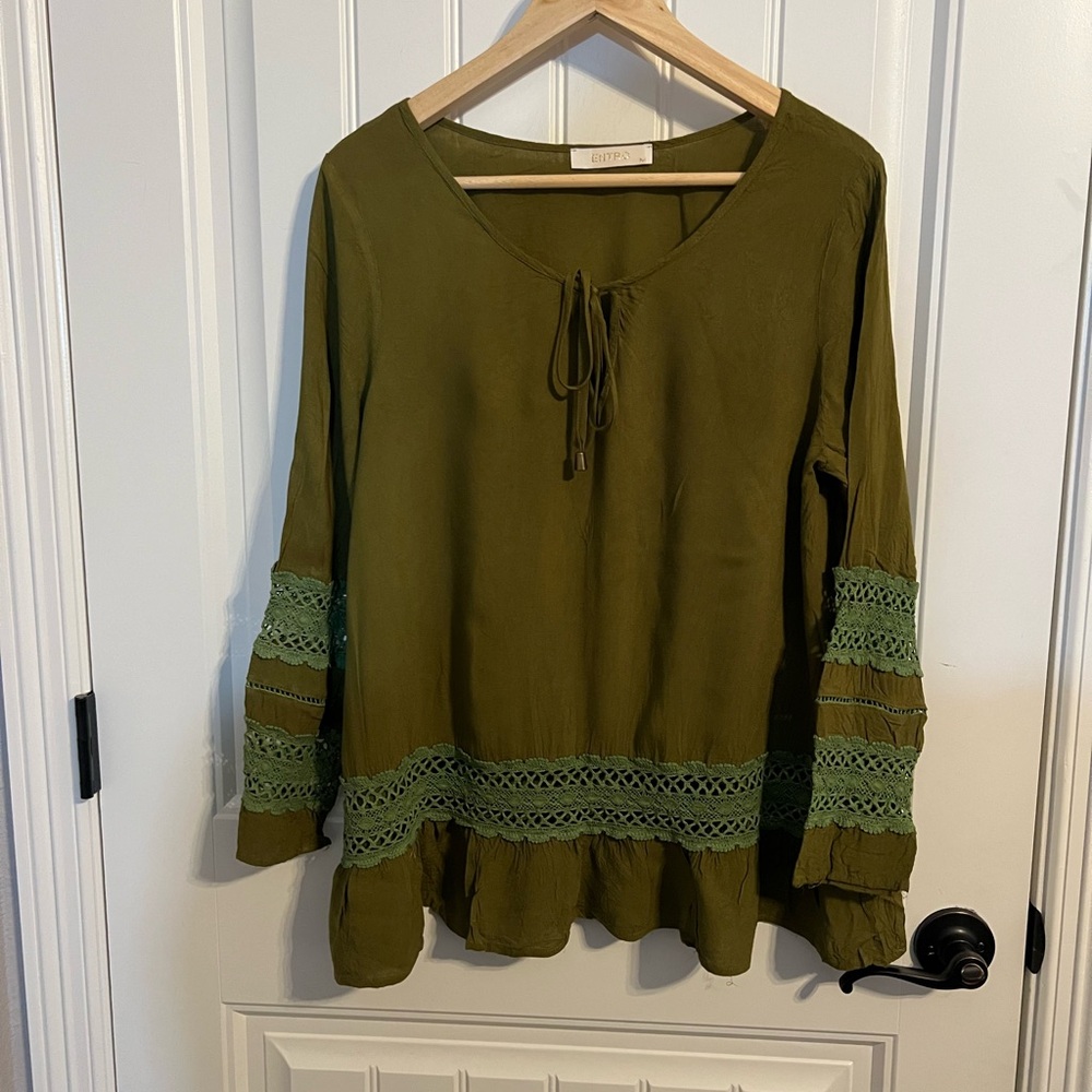 #4562. Entro Women's Long Sleeve Green Blouse w/Crochet Detail. Size M